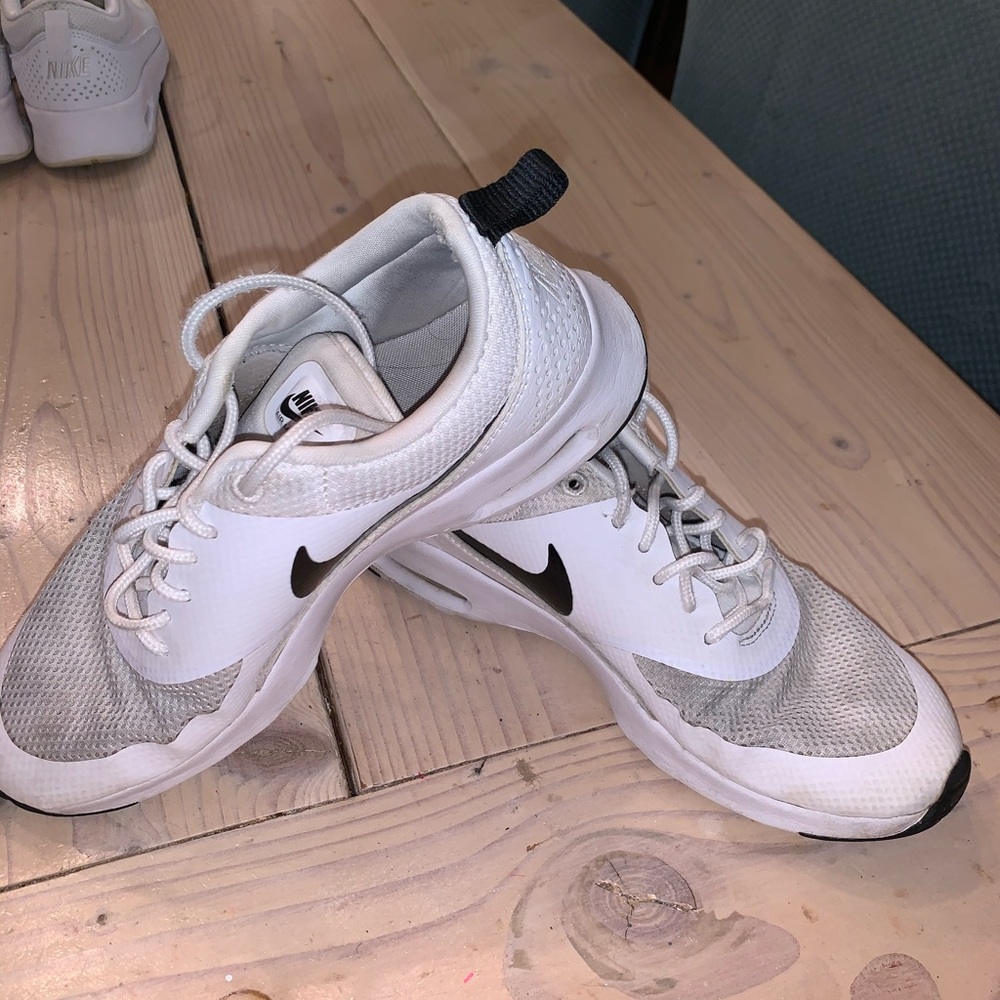 Women’s Nike tennis sneakers